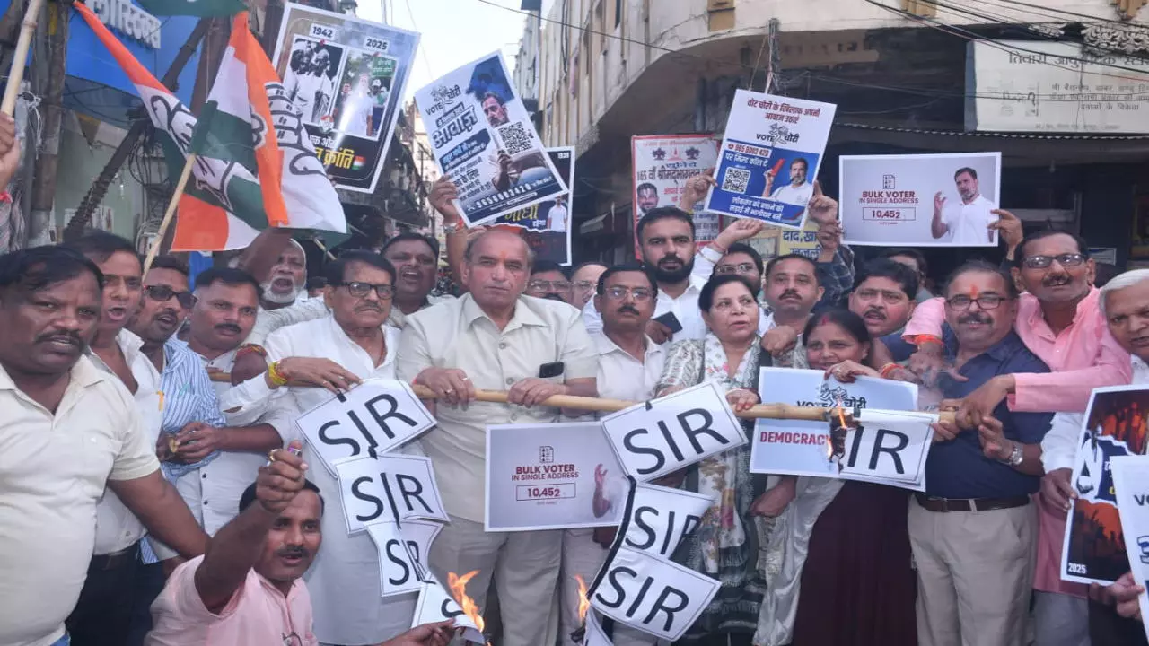 Kanpur News: बिहार में वोटर लिस्ट में धांधली का विरोध, कानपुर में कांग्रेस का प्रदर्शन, SIR की प्रतीकात्मक प्रतियां जलाईं Kanpur News: बिहार में वोटर लिस्ट में धांधली का विरोध, कानपुर में कांग्रेस का प्रदर्शन, SIR की प्रतीकात्मक प्रतियां जलाईं
