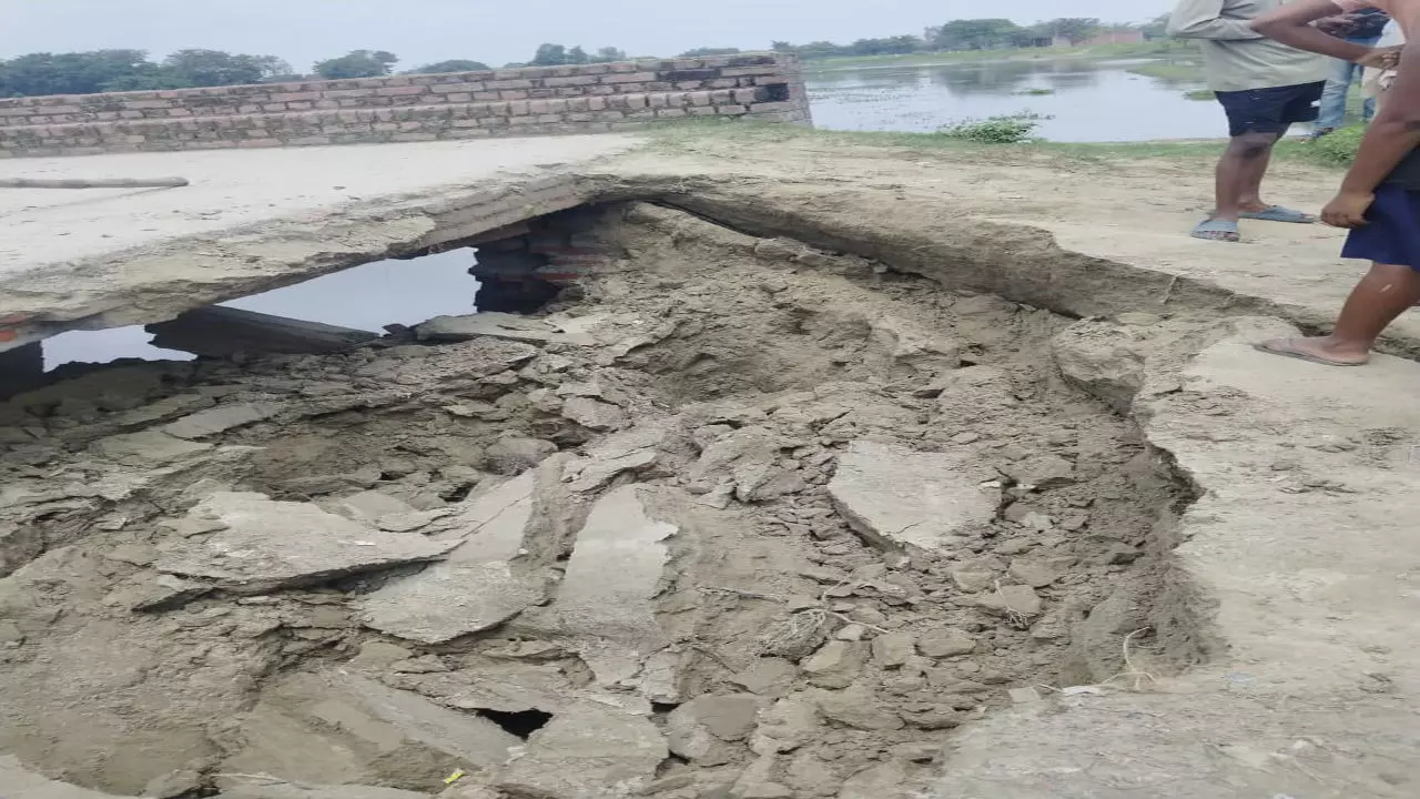 Gonda News: छतौरा-बरबटपुर मार्ग धंसने से यातायात पूरी तरह ठप, ग्रामीणों में बढ़ी चिंता