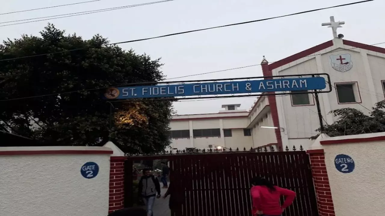 Lucknow News: लखनऊ में फेडलिस स्कूल का चौंकाने वाला फैसला – बच्चों की राखी काटने पर भड़के अभिभावक, प्रदर्शन की तैयारी