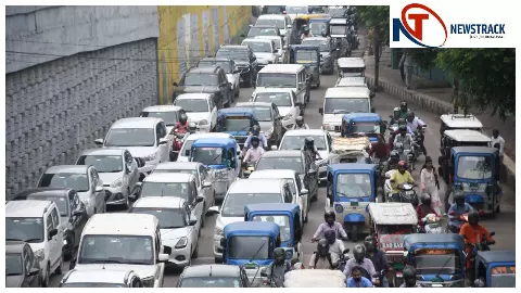लखनऊ की रफ्तार बनी कछुआ, लोग बोले: घर से निकलने में लगता है डर लखनऊ की रफ्तार बनी कछुआ, लोग बोले: घर से निकलने में लगता है डर