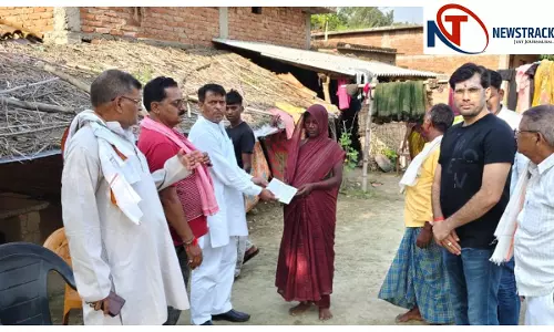 Chandauli News: समाज सेवा की मिसाल:सोनभद्र के अधिवक्ता ने निर्धन परिवार को दिलाई सरकारी मदद