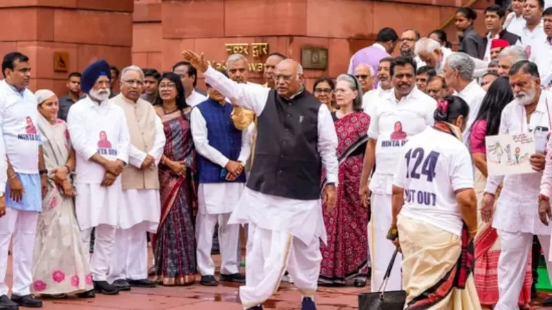 124 नॉट आउट,INDIA ब्लॉक के सांसदों ने इस नारे वाली टी-शर्ट क्यों पहनकर किया विरोध, और कौन हैं मिन्ता देवी?