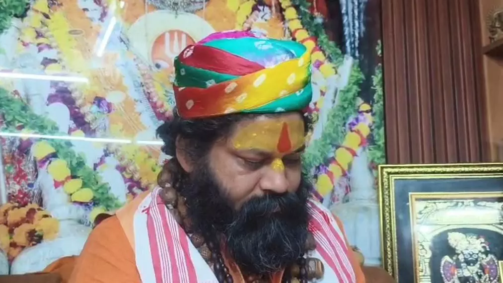 Raebareli News: अयोध्या के महंत राजू दास ने की स्वामी प्रसाद मौर्य को थप्पड़ मारने वाले रोहित द्विवेदी की सराहना