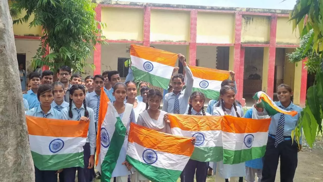 Mathura News: फरह के दीनदयाल धाम मंडल में तिरंगा यात्रा का भव्य आयोजन