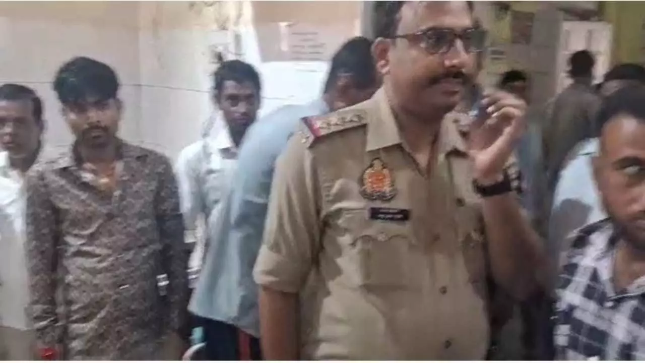 Sitapur News: सीतापुर में दरोगा की पिटाई से युवक की मौत, परिजनों ने किया हंगामा
