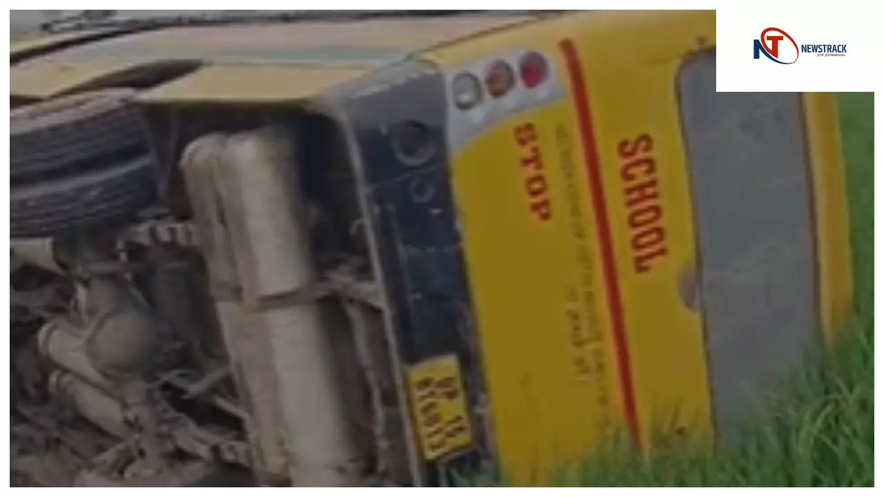 Hapur News: हापुड़ में बड़ा हादसा टला: तेज रफ्तार स्कूल बस अनियंत्रित होकर पलटी, बच्चों की जान बची,जोगीपुरा-दादरी रोड पर हुआ हादसा