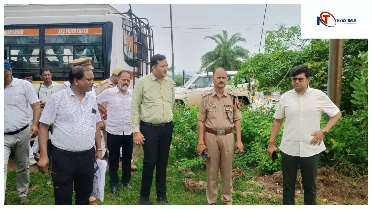 Chitrakoot News: खाली स्थानों और सरकारी जमीनों में बनाएं पार्किंग स्थल, रामघाट में मंदाकिनी पर बेरिकेडिंग कराकर कराएं साफ-सफाई