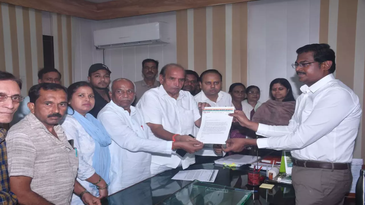 Kanpur News: कानपुर में कांग्रेस ने सौंपा ज्ञापन, नागरिक सुविधाओं और स्वास्थ्य व्यवस्था में सुधार की मांग