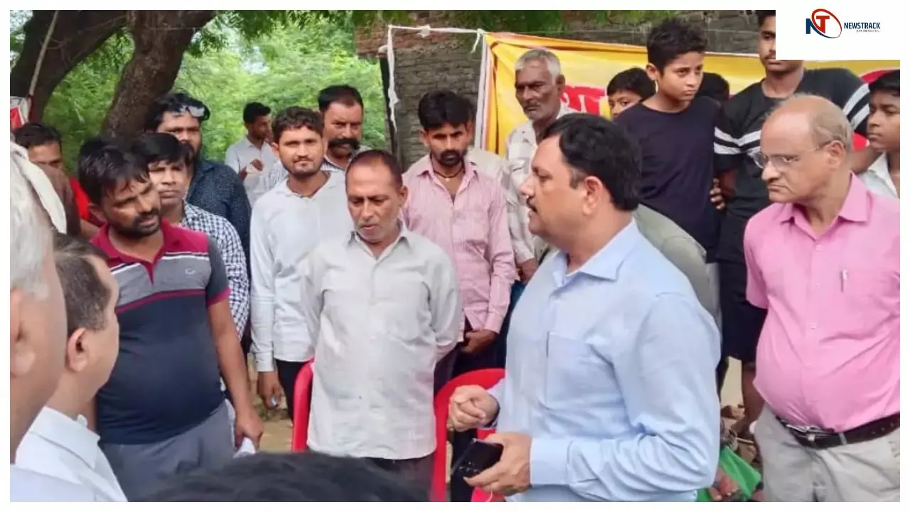 Auraiya News: बाढ़ प्रभावित क्षेत्रों का दौरा कर समस्याओं का समाधान करने में जुटे औरैया के जिलाधिकारी