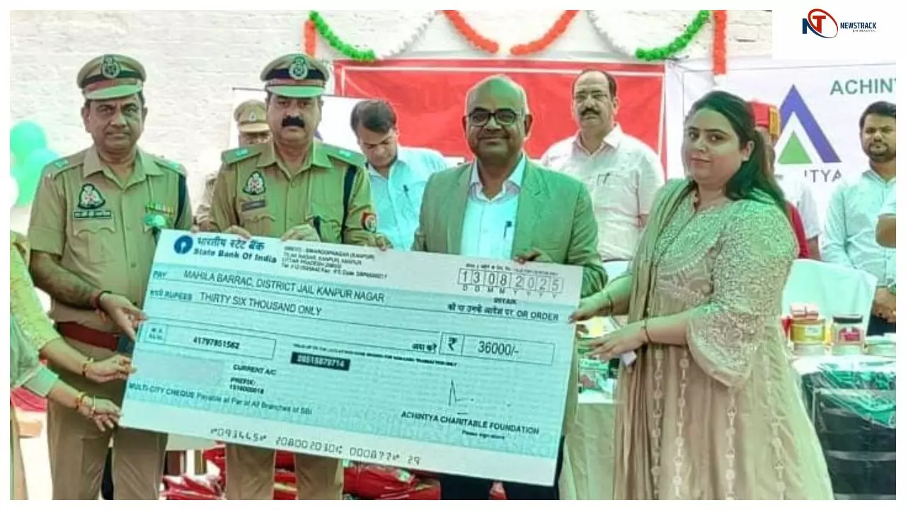 Kanpur News: जिलाधिकारी ने महिला बंदियों को सौंपा चेक