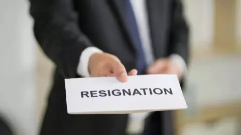 सैलरी क्रेडिट, इस्तीफा डेबिट! 5 मिनट में नौकरी छोड़ वायरल हुआ कर्मचारी