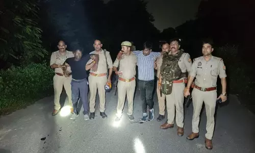 Etawah News: पुलिस मुठभेड़ में दो शातिर चोरों के पैर में लगी गोली, नकदी-आभूषण व हथियार बरामद
