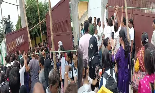 Lucknow News: सेंट जोसेफ स्कूल की छात्रा से छेड़छाड़ मामले में भड़के अभिभावक! आरोपी टीचर की गिरफ्तारी के बाद फिर बढ़ा बवाल, सुरक्षा पर उठाए सवाल