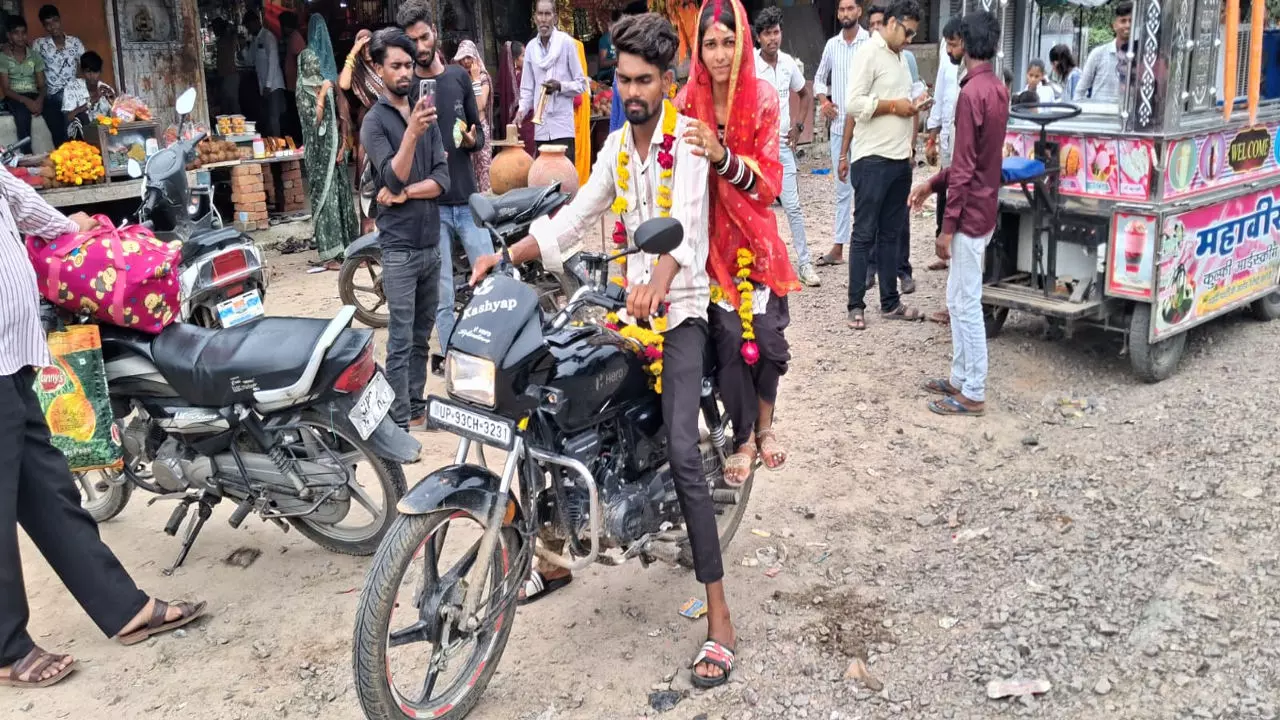 Jhansi News: झाँसी में प्रेमी युगल की अनोखी शादी: मंदिर में सात फेरे, बाइक पर हुई दुल्हन की विदाई Jhansi News: झाँसी में प्रेमी युगल की अनोखी शादी: मंदिर में सात फेरे, बाइक पर हुई दुल्हन की विदाई