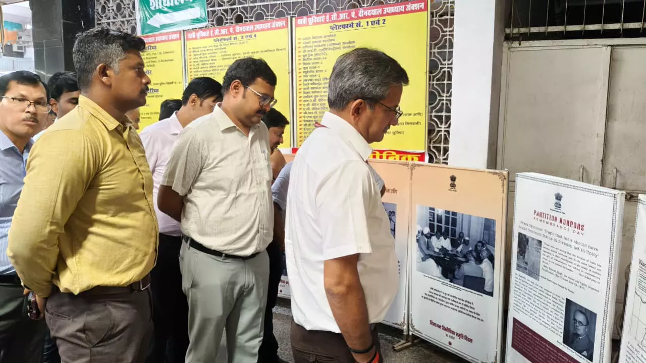 Chandauli News: विविधता में एकता का संदेश देती ‘विभाजन विभीषिका स्मृति दिवस’ प्रदर्शनी