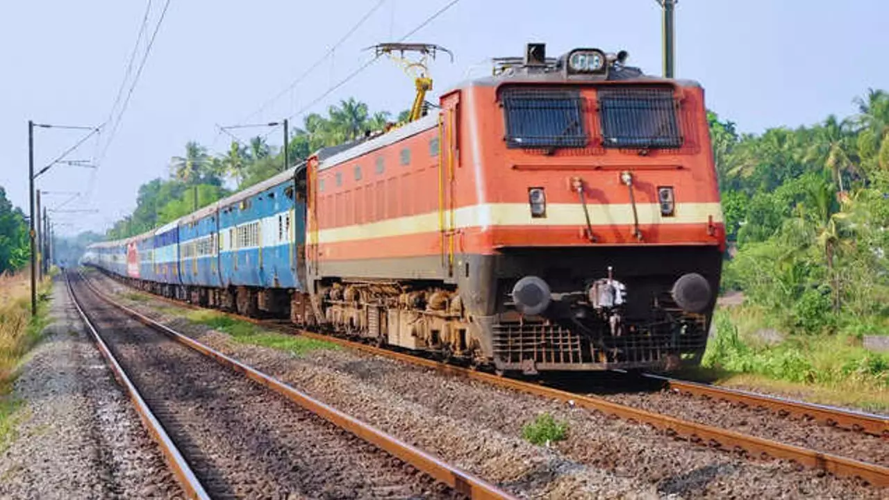 Chandauli News: त्योहारी सीजन में रेलवे का तोहफा: 12 स्पेशल ट्रेनों की सेवा अवधि बढ़ी
