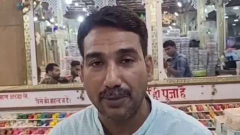 Firozabad News: स्वतंत्रता दिवस पर तिरंगा चूड़ियों का क्रेज, फिरोजाबाद मार्केट में खरीदारों की भीड़