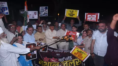 Kanpur News: जाजमऊ में कांग्रेस का मशाल जुलूस, सैकड़ों कार्यकर्ताओं ने की भाजपा व चुनाव आयोग के खिलाफ नारेबाजी