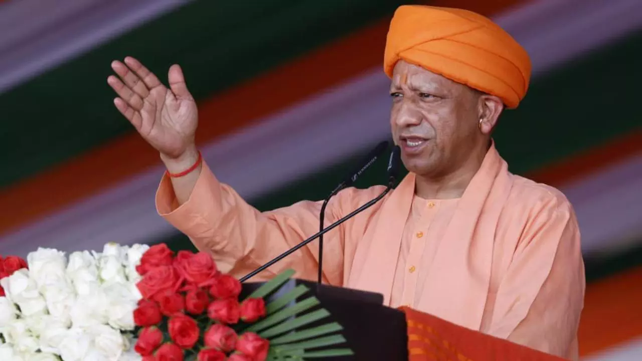 स्वतंत्रता दिवस पर CM योगी ने फहराया तिरंगा! डिप्टी सीएम बृजेश पाठक की वेशभूषा बनी आकर्षण का केंद्र, ध्वजारोहण के बाद परेड की ली सलामी
