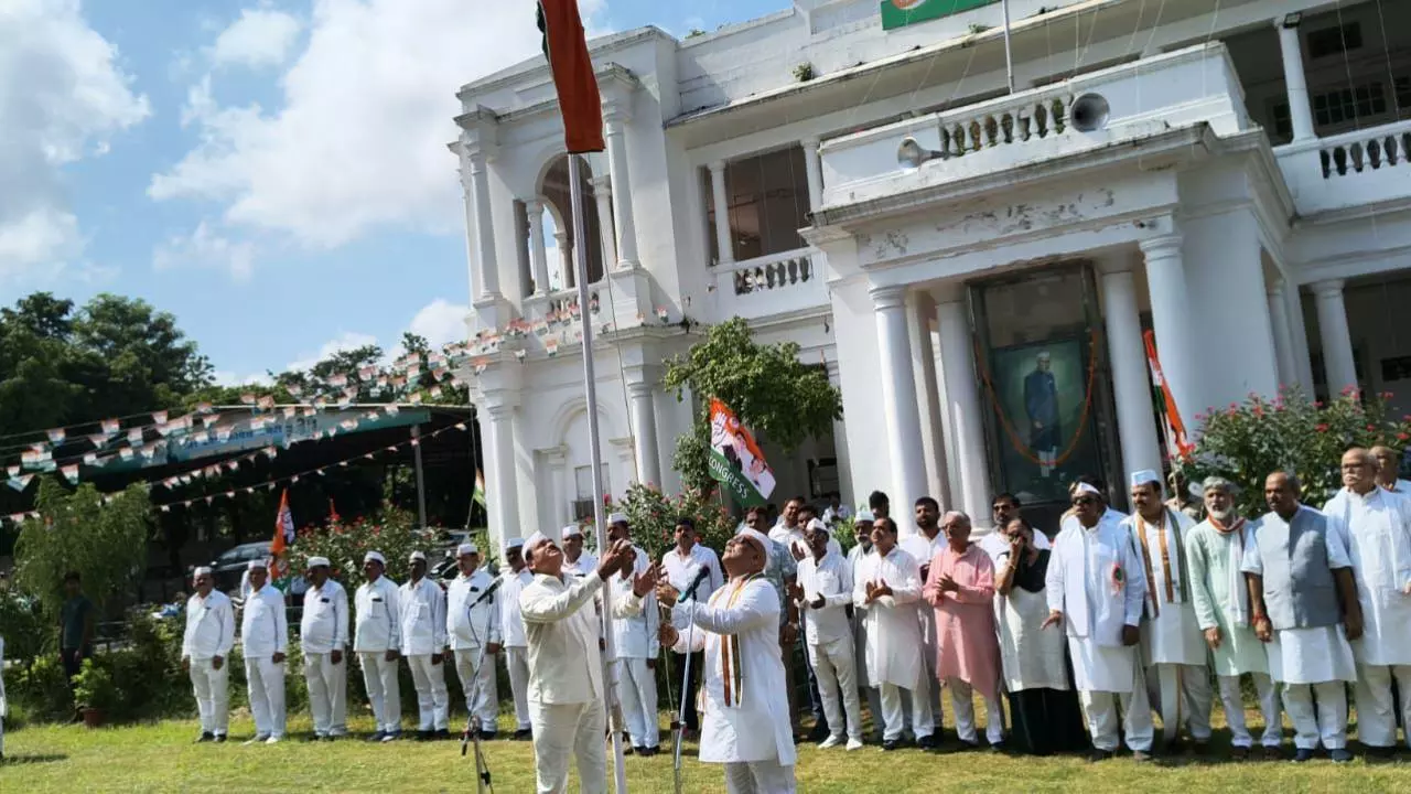 आजादी के लिए बलिदान देने वाले को किया याद, अजय राय ने कांग्रेस कार्यालय में फहराया तिरंगा