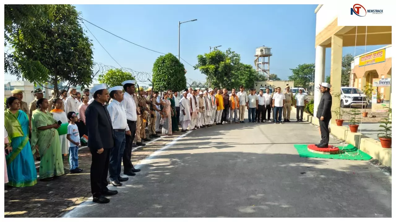 Chandauli News: जिले भर में धूमधाम से मनाया गया स्वतंत्रता दिवस,डीएम,एसपी,डीआरएम और मेडिकल कॉलेज के प्राचार्य ने फहराया ध्वज