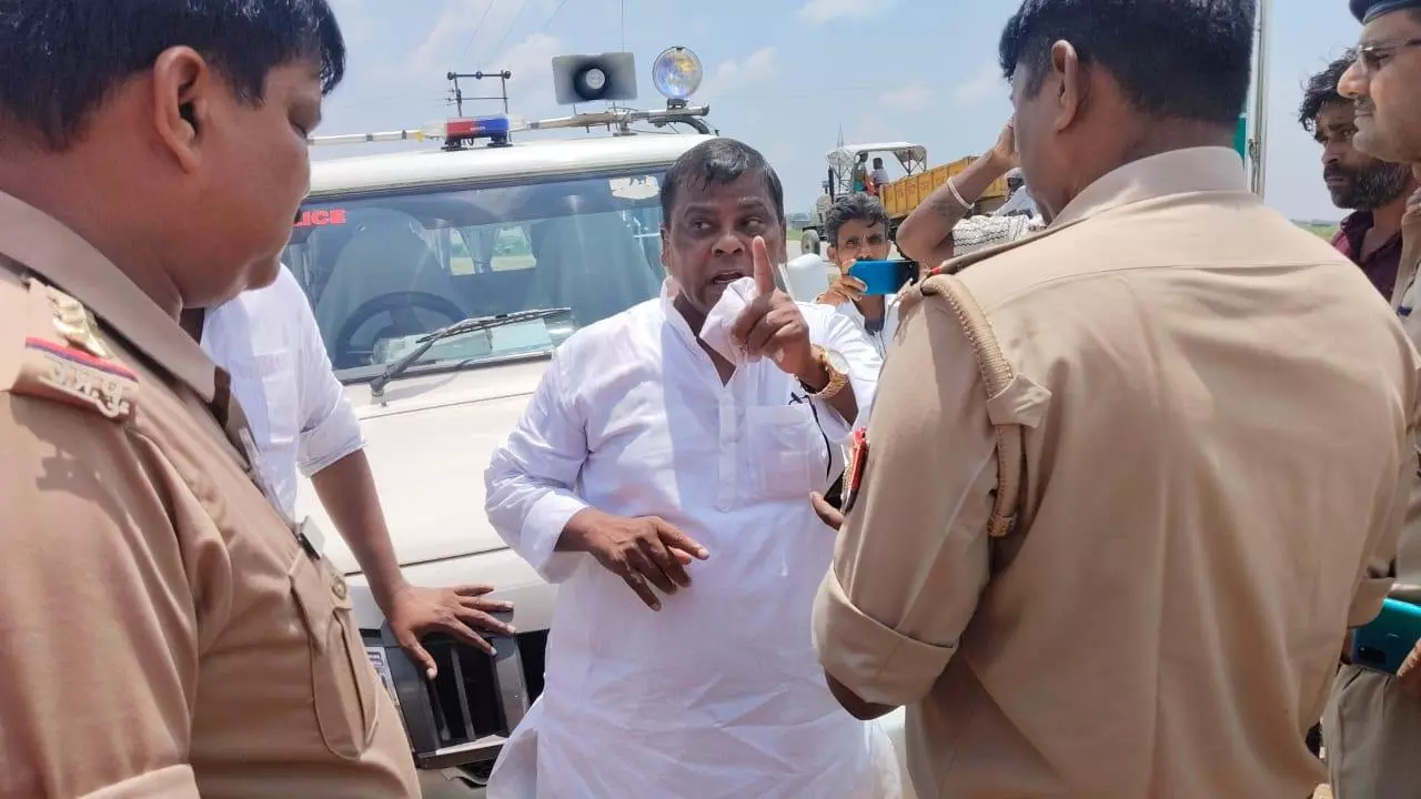 Chandauli News: भू-माफियाओं पर शिकंजा, पूर्व विधायक का हंगामा