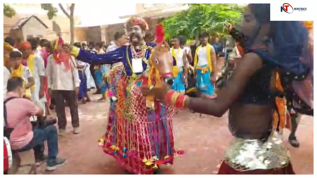 Mathura News: मथुरा में कान्हा जन्मोत्सव की धूम, शोभायात्रा में उमड़ा जनसैलाब