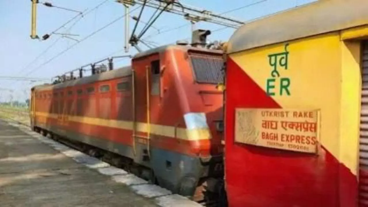 Hardoi News: बाघ एक्सप्रेस के इंजन में आई खराबी, दो घंटे बघौली में खड़ी रही ट्रेन, यात्री हुए परेशान