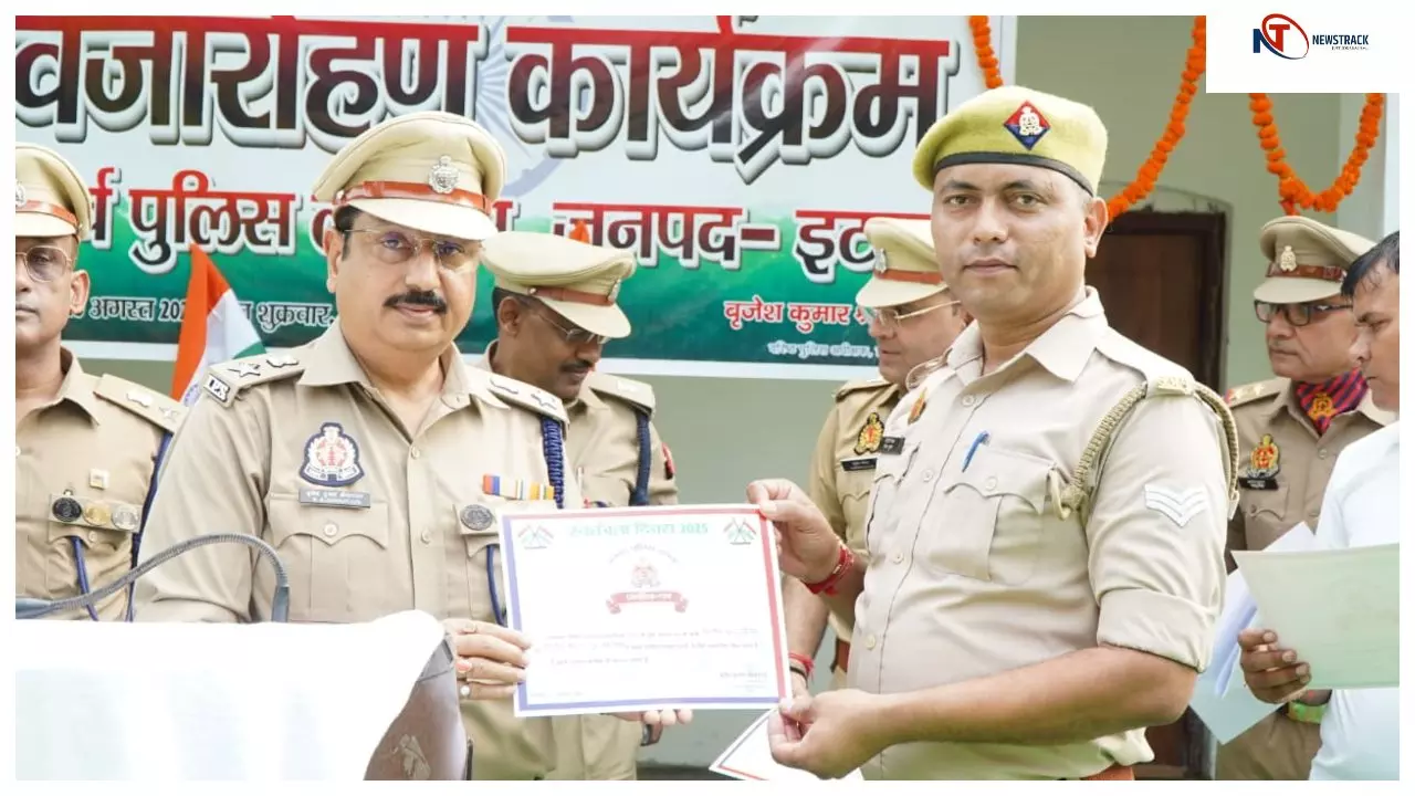 Etawah News: स्वतंत्रता दिवस पर इटावा एसएसपी ने फहराया तिरंगा, दी शहीदों को श्रद्धांजलि, पुलिसकर्मियों को दिलाई कर्तव्यनिष्ठा की शपथ