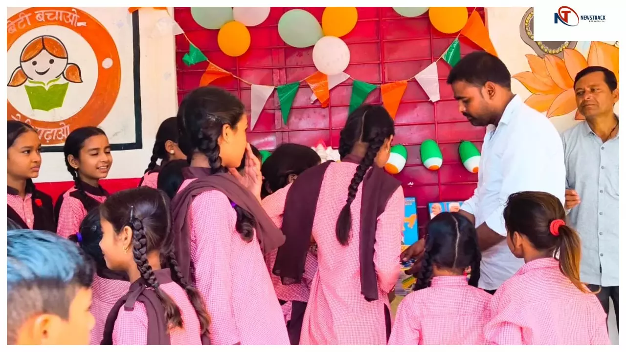 Jhansi News: झांसी के पाड़़री गांव में स्वतंत्रता दिवस पर शिक्षा का संदेश: समाजसेवी तिलक राजपूत ने 320 बच्चों को बांटी किताबें