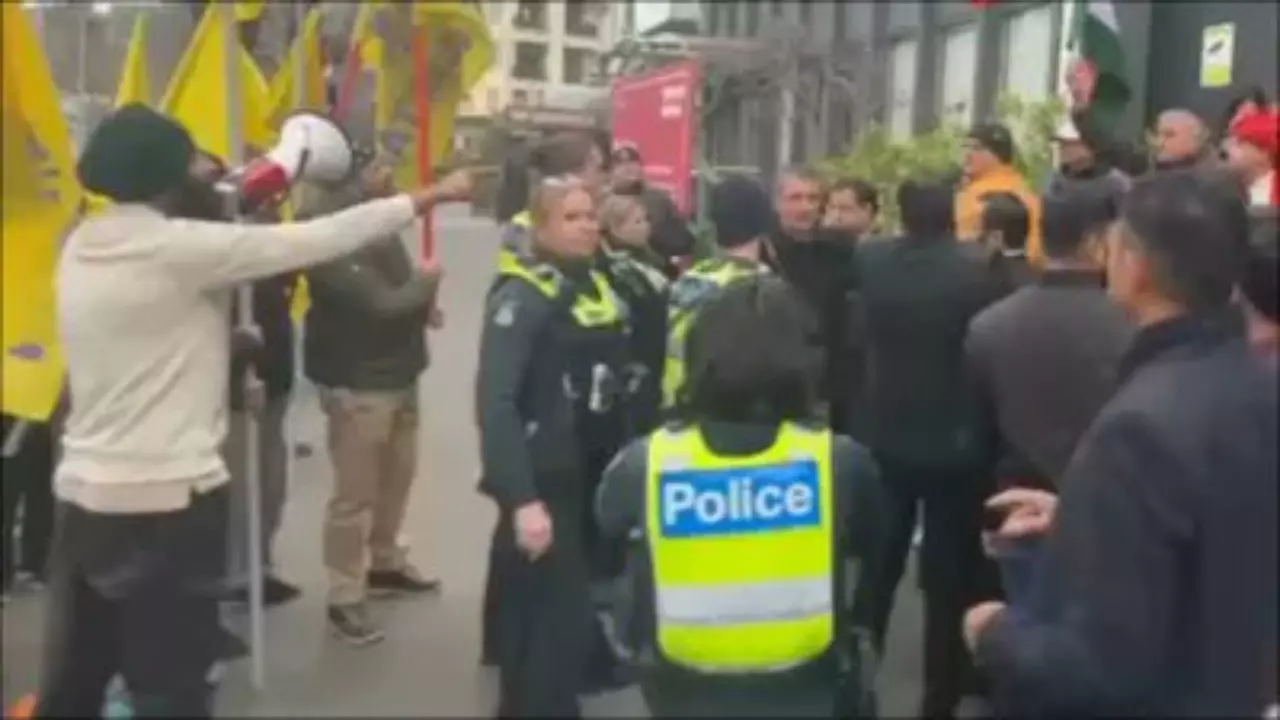 भारत का अपमान! मेलबर्न में स्वतंत्रता दिवस पर खालिस्तानियों ने काटा बवाल, तिरंगे का किया घोर अपमान भारत का अपमान! मेलबर्न में स्वतंत्रता दिवस पर खालिस्तानियों ने काटा बवाल, तिरंगे का किया घोर अपमान