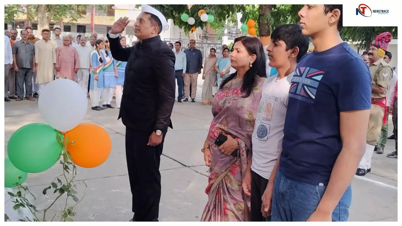 Azamgarh News: स्वतंत्रता सेनानियों के त्याग और बलिदान से मिली आज़ादी, उनके सपनों को सकारात्मक रूप से आगे बढ़ाएं : कमिश्नर विवेक
