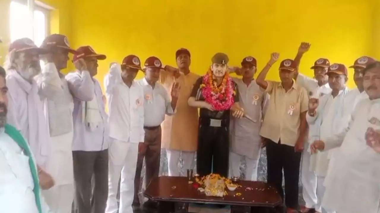 Mathura News: भारतीय किसान यूनियन मंच ने स्वतंत्रता दिवस पर माल्यार्पण कर किया शहीदों का सम्मान