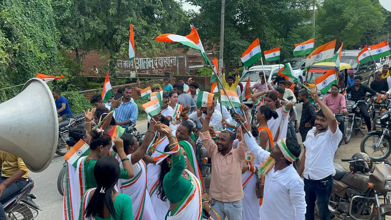 Chandauli News: स्वतंत्रता दिवस पर पहली बार किन्नरों में दिखा उत्साह, ऐतिहासिक शोभा यात्रा ने राहगीरों को थिरकने को किया मजबूर