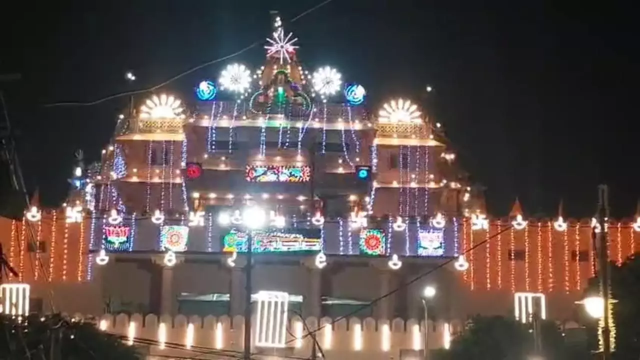 Mathura News: जन्माष्टमी महोत्सव की भव्य तैयारियां दुल्हन की तरह सजाया गया मथुरा, 16 अगस्त को श्रीकृष्ण जन्मभूमि पर भव्य आयोजन