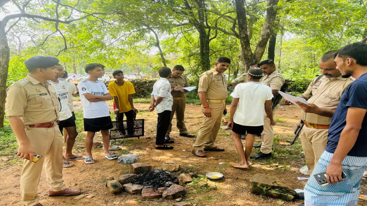 Chandauli News: राजदरी- देवदरी में शराबियों पर चला पुलिस का डंडा, 20 पियक्कड़ों पर हुई कार्रवाई