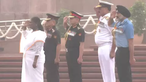 बारिश में भी न थमे कदम, राष्ट्रपति मुर्मू ने युद्ध स्मारक पर दी शहीदों को श्रद्धांजलि बारिश में भी न थमे कदम, राष्ट्रपति मुर्मू ने युद्ध स्मारक पर दी शहीदों को श्रद्धांजलि