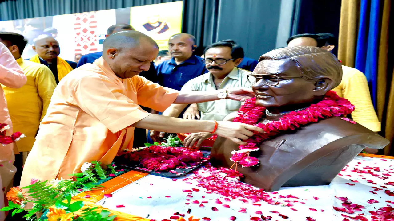 Lucknow News: लखनऊ में अटल की पुण्यतिथि पर आयोजित हुआ भव्य कार्यक्रम! CM योगी ने किया उद्घाटन, युवा कवियों ने कविताओं से बांधा समा