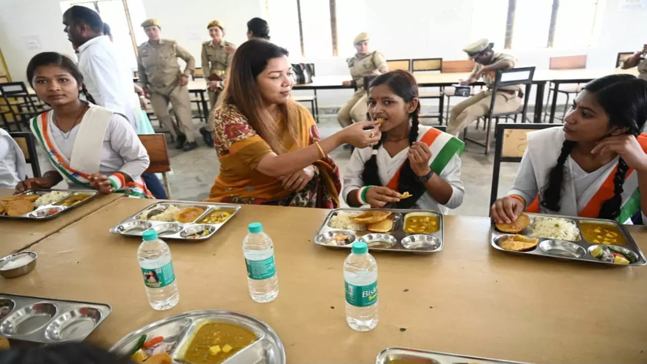 Shravasti News: सदस्या ने संयुक्त जिला चिकित्सालय, एनआरसी एवं आश्रम पद्धति विद्यालय का किया निरीक्षण, साफ-सफाई बदहाल पाये जाने पर दी चेतावनी
