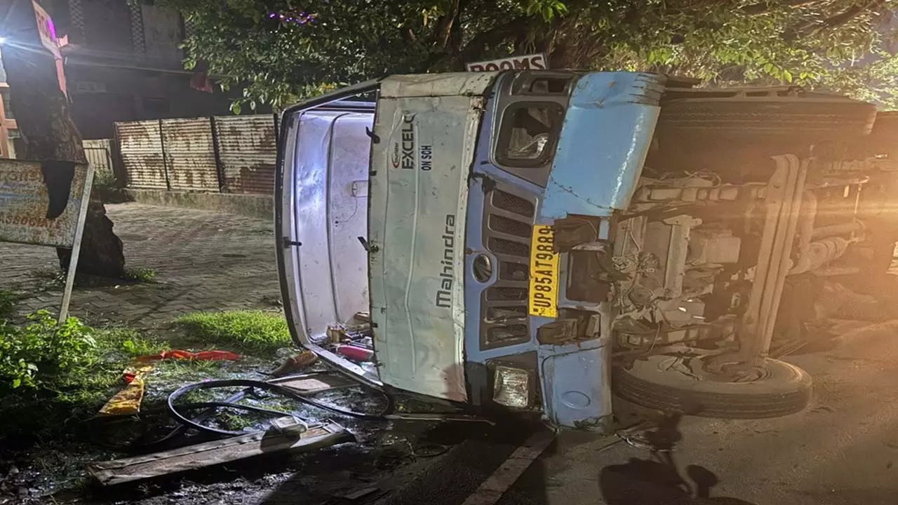 Mini bus driver seriously injured in accident in Govardhan