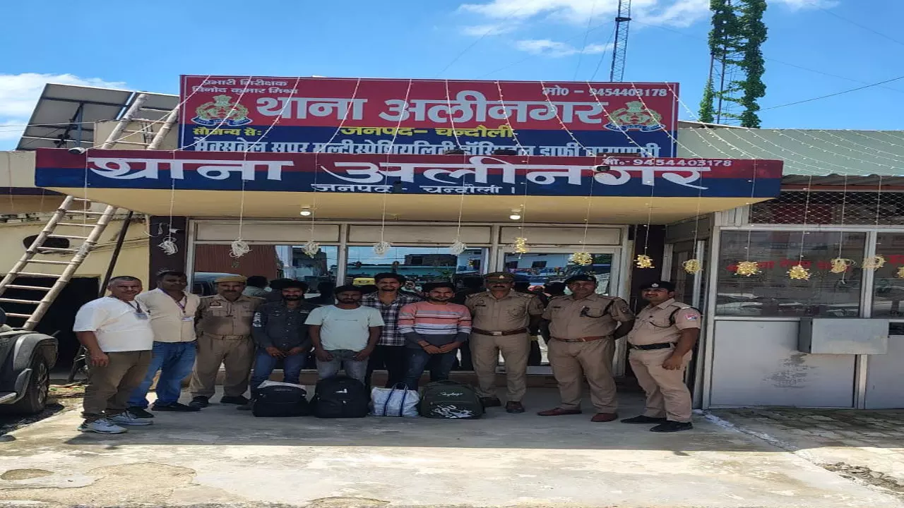 Chandauli News: पुलिस का चला चाबुक: 26 लीटर से अधिक अवैध शराब जब्त, चार तस्कर गिरफ्तार