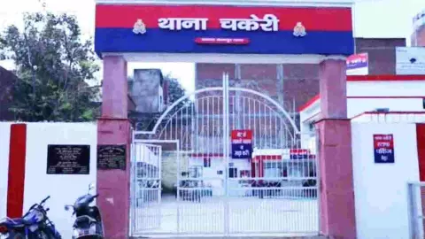 Chakeri Police beat 6 accused, recover 3 stolen bikes and 6 mobile phones