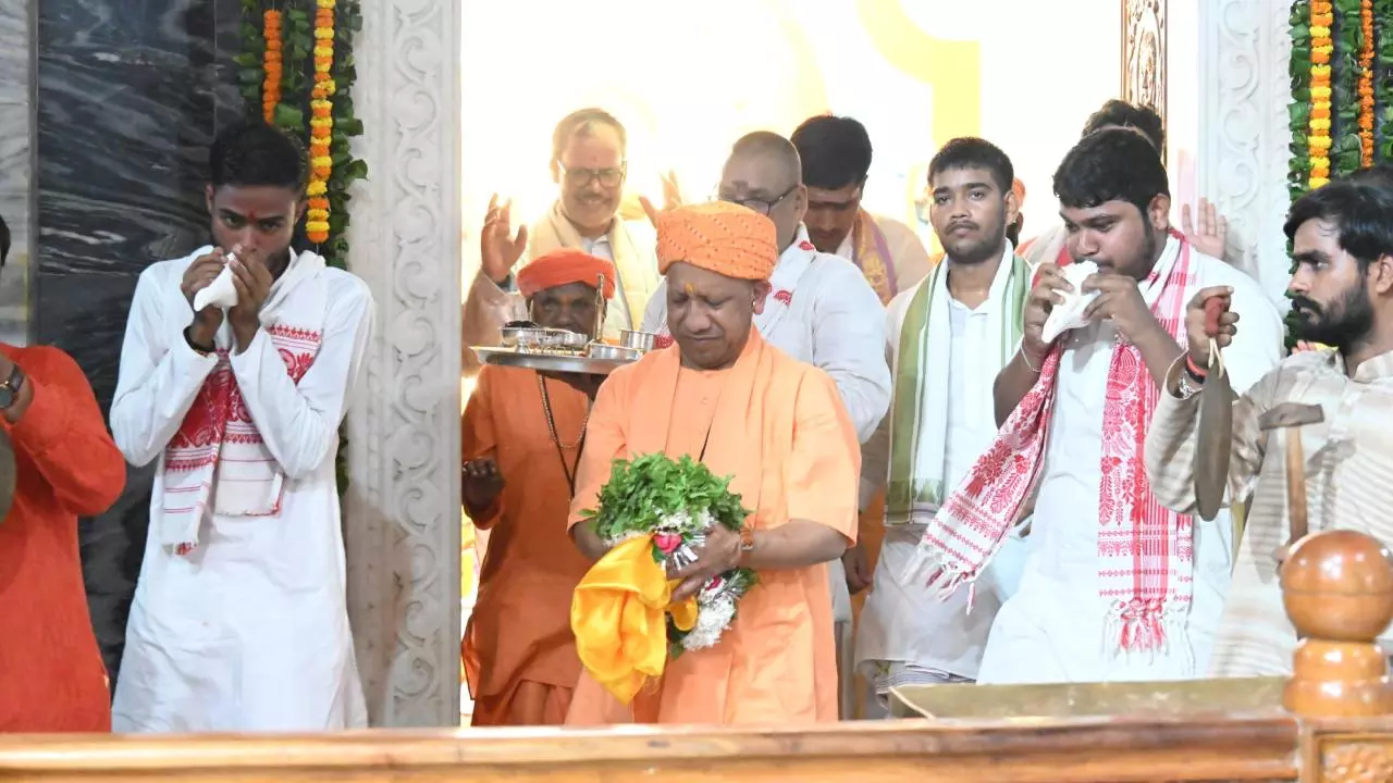 Gorakhpur News: योगेश्वर श्रीकृष्ण का प्राकट्योत्सव, प्रभु के लड्डू गोपाल स्वरूप को मुख्यमंत्री योगी आदित्यनाथ ने पालने में झुलाया