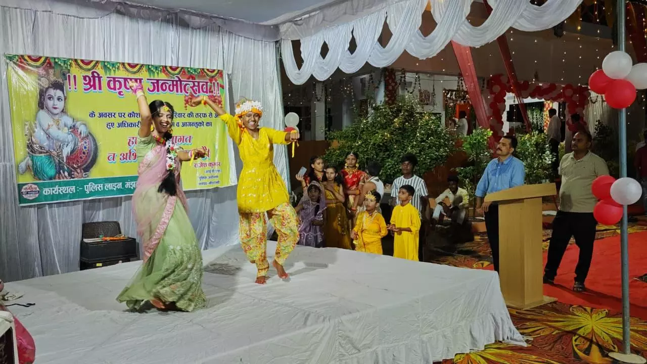 Kaushambi News: कौशाम्बी पुलिस लाइन में धूमधाम से मनाई गई श्रीकृष्ण जन्माष्टमी, पुलिसकर्मी और स्थानीय श्रद्धालु हुए शामिल
