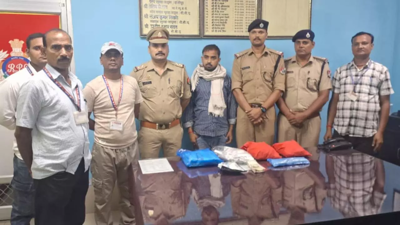 Chandauli News:डीडीयूजंक्शन पर लाखों चांदी के आभूषण बरामद, एक गिरफ्तार