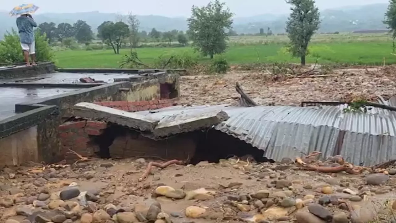 Kathua Cloudburst: कठुआ में बादल फटने से तबाही, कई घर जलमग्न, जम्मू-पठानकोट हाईवे को भी नुकसान
