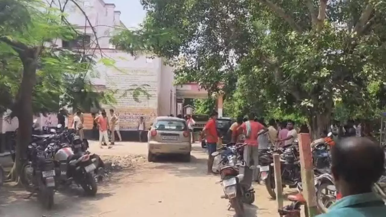 Sitapur News: सीतापुर में सेप्टिक टैंक में घुसे तीन लोगों की दम घुटने से मौत, बच्चे की जान बचाने के प्रयास में गई जान