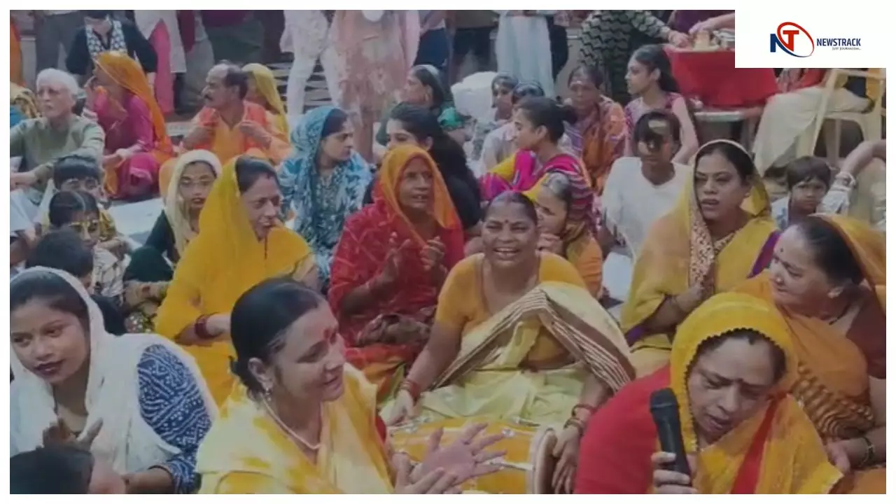 Mathura News: नंदोत्सव पर उमड़ा श्रद्धालुओं का सैलाब, राधा दामोदर मंदिर में लुटाई गई बधाई Mathura News: नंदोत्सव पर उमड़ा श्रद्धालुओं का सैलाब, राधा दामोदर मंदिर में लुटाई गई बधाई