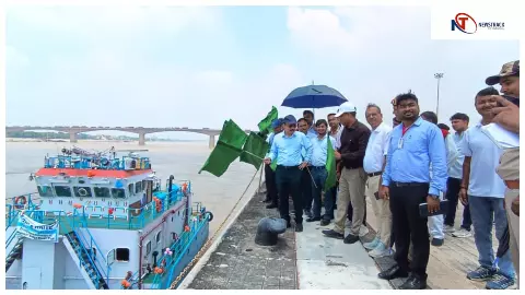 Chandauli News: जलयान धुलाई के एक नए नए अध्याय की हुई शुरुआत,भारत सरकार के सचिव व मंडल आयुक्त ने दिखाई हरी झंडी Chandauli News: जलयान धुलाई के एक नए नए अध्याय की हुई शुरुआत,भारत सरकार के सचिव व मंडल आयुक्त ने दिखाई हरी झंडी