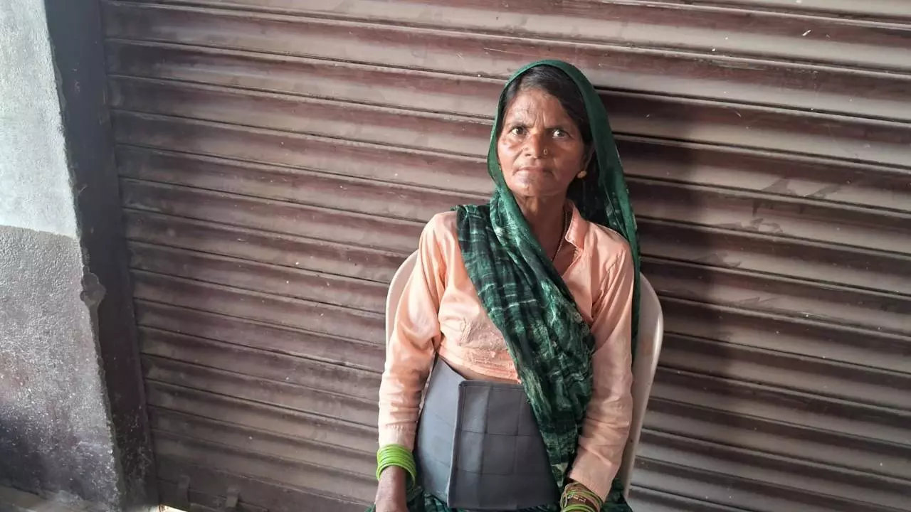 Mathura News: मां को फुसलाकर बेटा ने कराई जमीन की धोखाधड़ी, महिला ने पुलिस से लगाई गुहार Mathura News: मां को फुसलाकर बेटा ने कराई जमीन की धोखाधड़ी, महिला ने पुलिस से लगाई गुहार